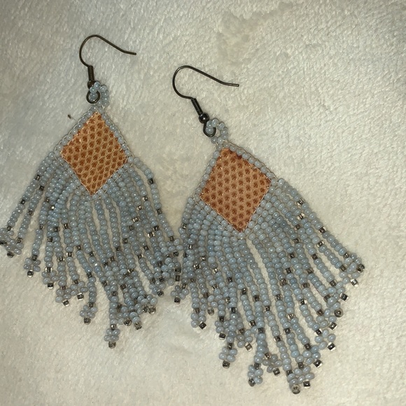 Vintage 80s hand beaded fringe earrings with snake skin leather accents Native - Picture 3 of 6